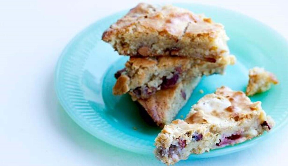 Hvid chokoladebrownie med mandler og rabarber