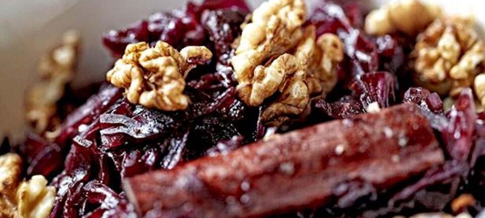 Hjemmelavet krydret rødkål med balsamico og valnødder