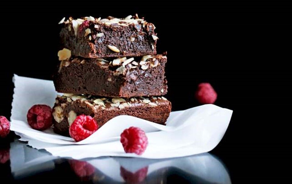 Brownie med hindbær og hasselnødder