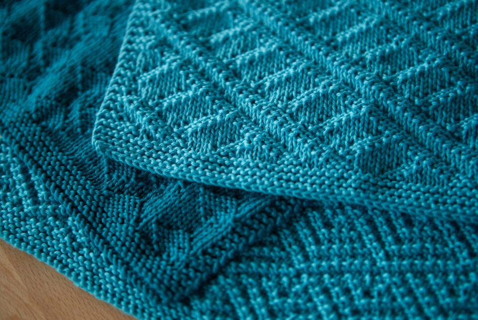 Dorte beskæftiger sig kun med klude – karklude, vaskeklude, viskestykker eller håndklæder. Og hun elsker at skabe smukke mønstre.