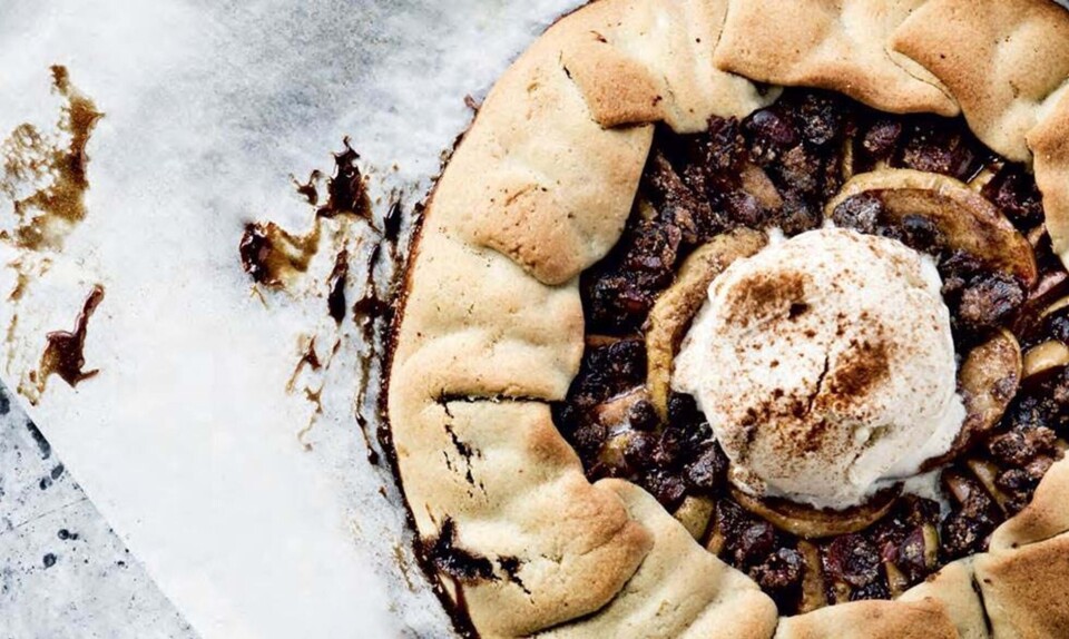 Mørdejstærte med æble og tranebær