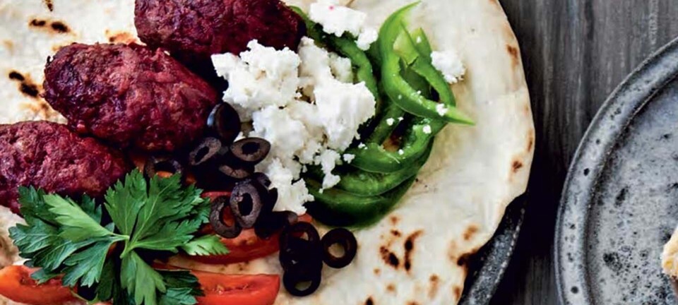 Lammefrikadeller med rødbede, fladbrød og grønt