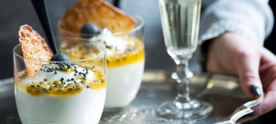 Vaniljefromage med passionsfrugt og mandelblondekager