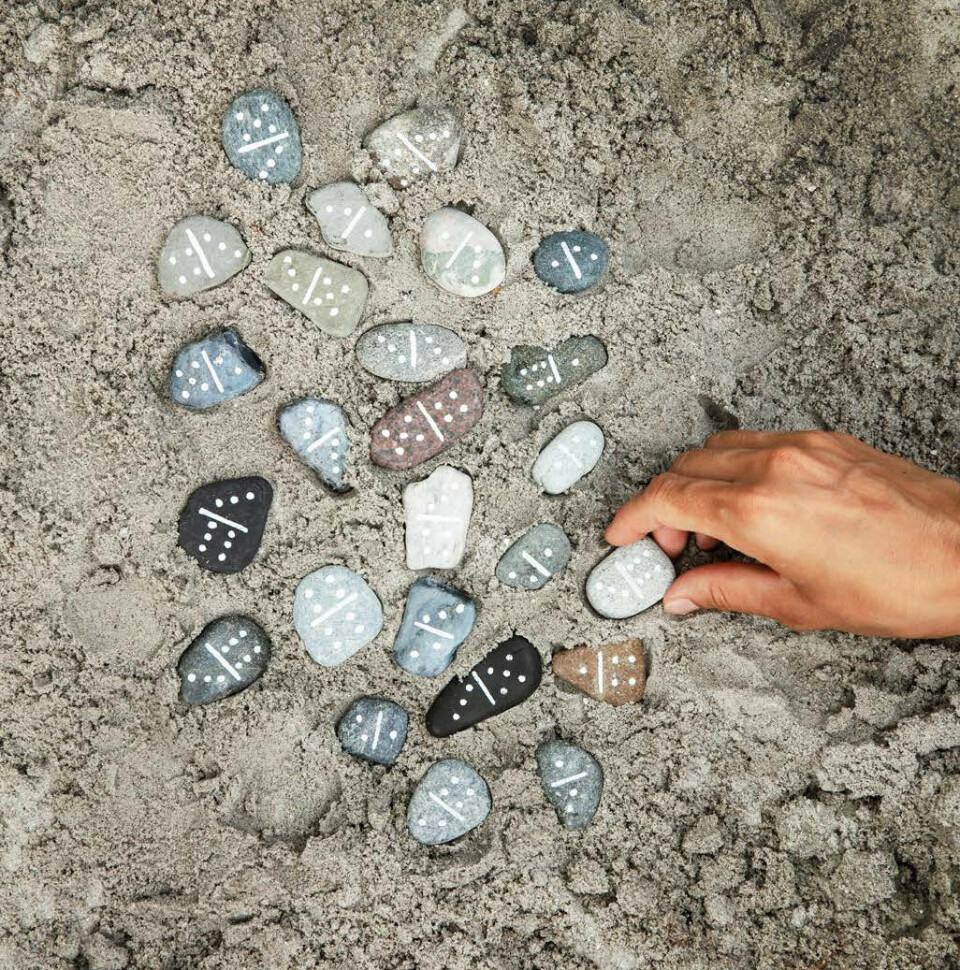 Domino af strandsten.