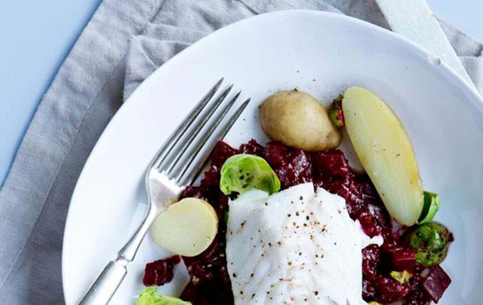 Bagt torsk med sennep, æg, rosenkål og rødbeder