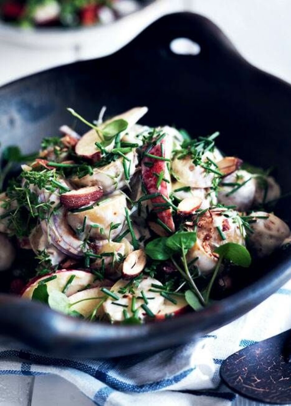 Kartoffelsalat med æbler og nødder