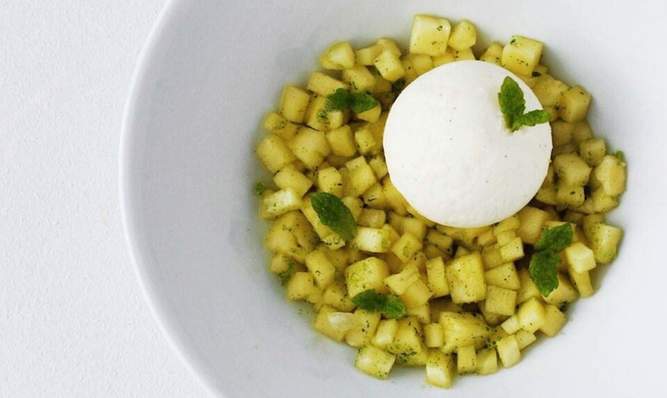 Opskrift på myntemarineret ananas med vaniljeis