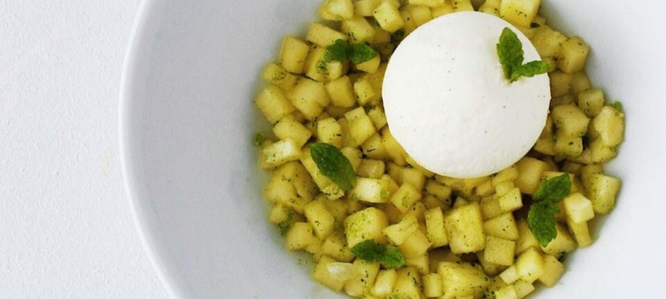 Myntemarineret ananas med vaniljeis