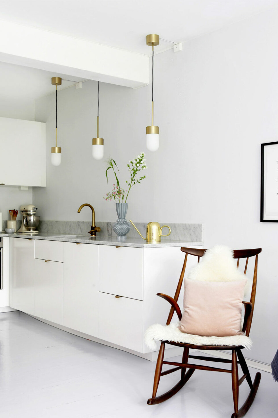 Køkken med marmorbordplade