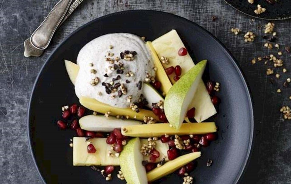 Frugtsalat med skyr og sprød boghvede