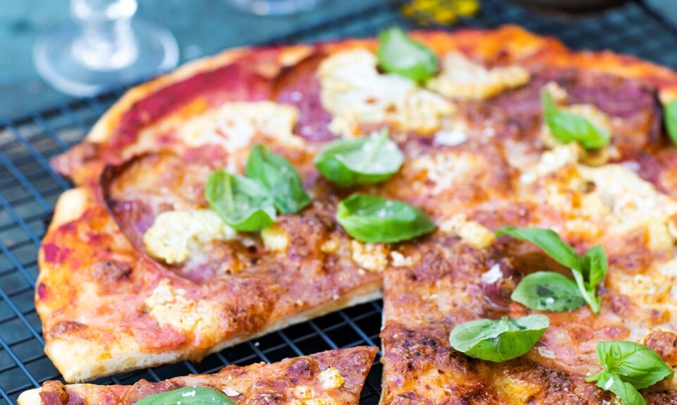 Pizza med serranoskinke og mozzarella