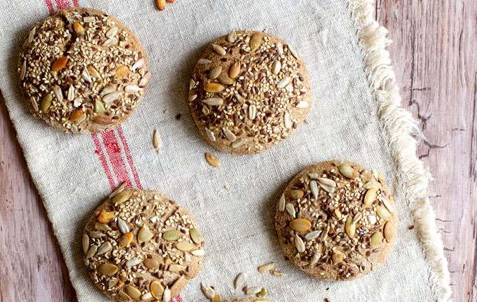 Rugbrødsboller med kerner