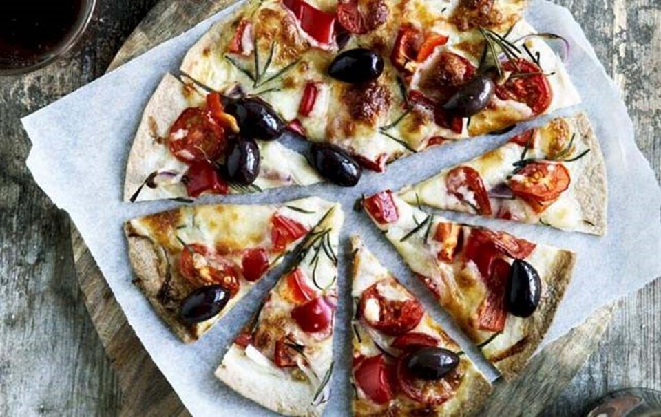 Fladbrødspizza med mozzarella og peberfrugt