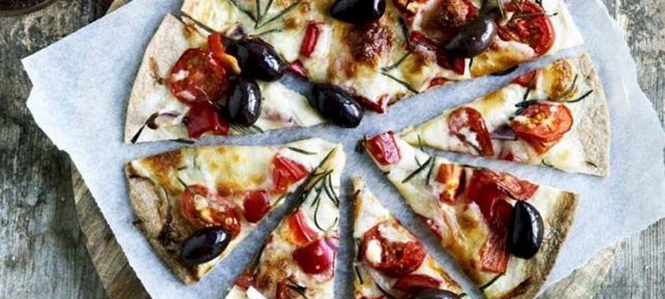 Fladbrødspizza med mozzarella og peberfrugt