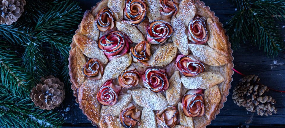 Smuk æbletærte med æbleroser og mørdejsblade
