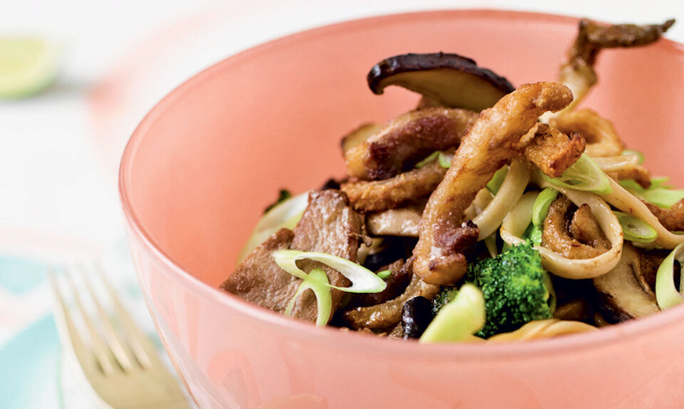 Wok med andebryst, nudler og shiitake-svampe
