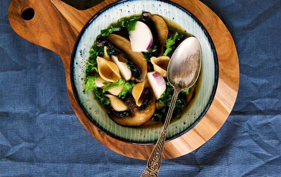 Svampesuppe med majroer, kål og pasta