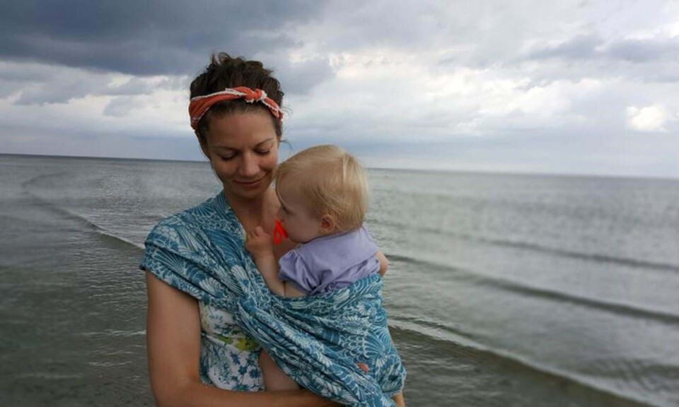 Derfor bør du ikke bære dit barn med ansigtet ud