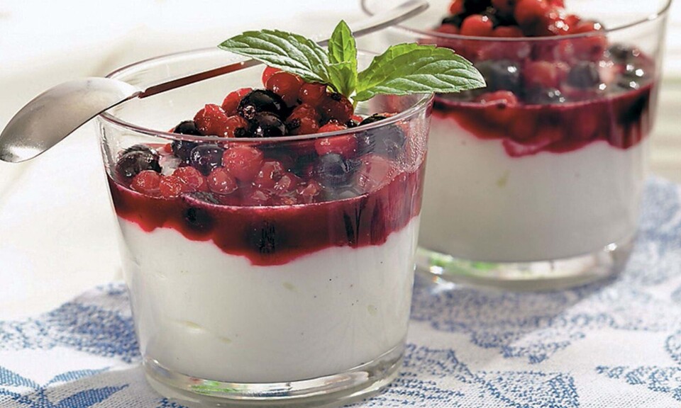 Drænet yoghurt med sirup og bær