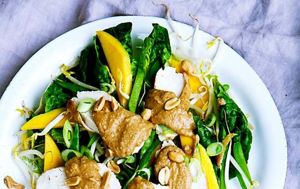 Opskrift på sprød salat med kylling og mango