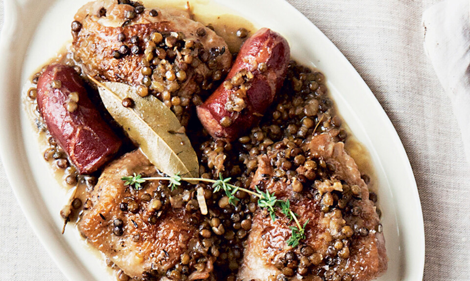 Fransk landgryde med kylling, pølser og grønne linser