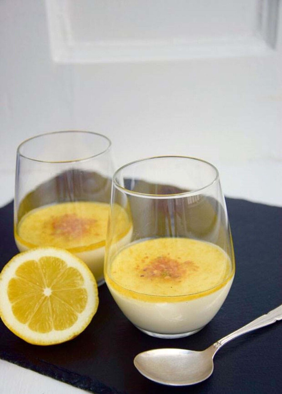 Panna cotta med citronsirup og pistacienødder fra Hjemmet
