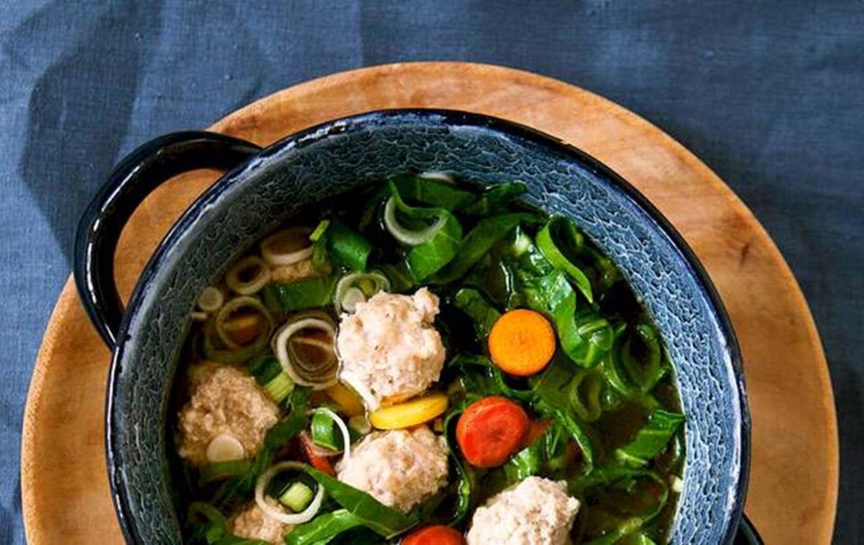 Suppe med kødboller, ingefær og gulerødder