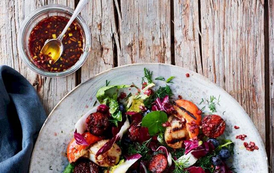Salat med kammuslinger, blåbær og spicy chorizo