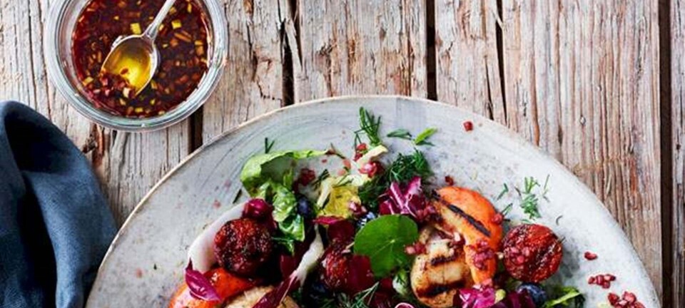 Salat med kammuslinger, blåbær og spicy chorizo