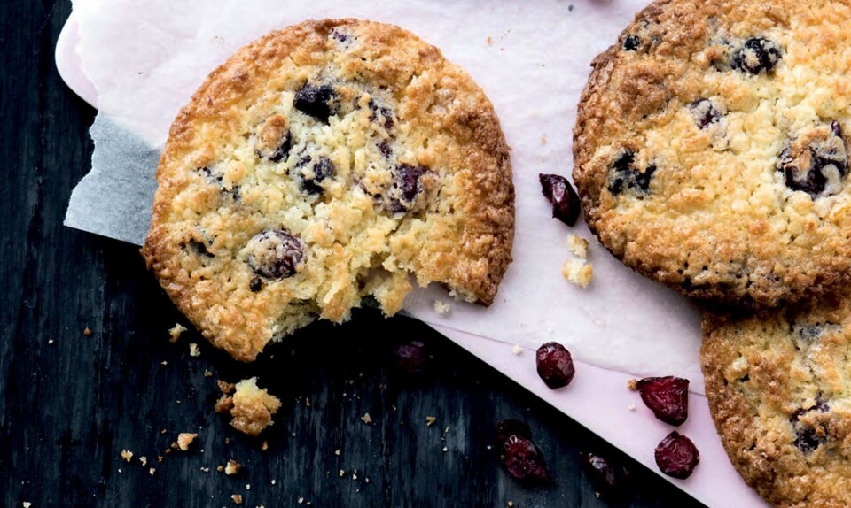 Kokoscookies med syltet appelsinskal & tranebær