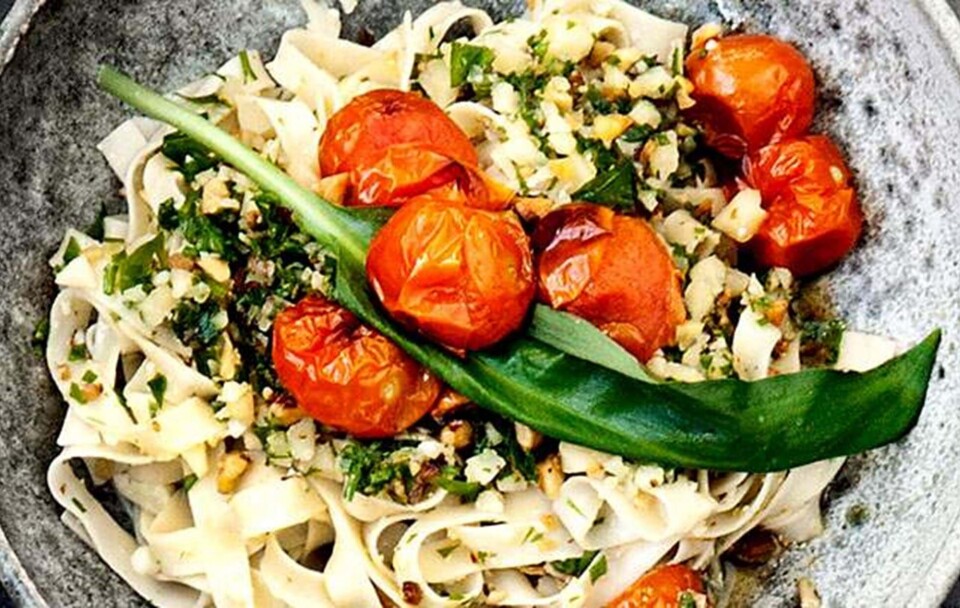 Opskrift på pasta med ramsløgpesto og bagte tomater
