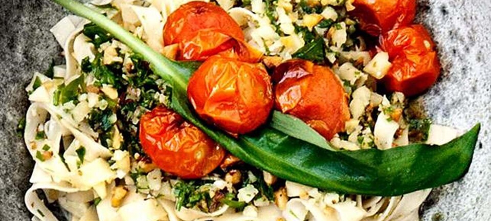 Pasta med ramsløgpesto og bagte tomater