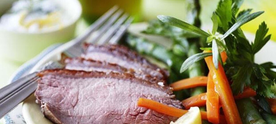 Culottesteg med marineret forårsgrønt og kold krydderurtesauce