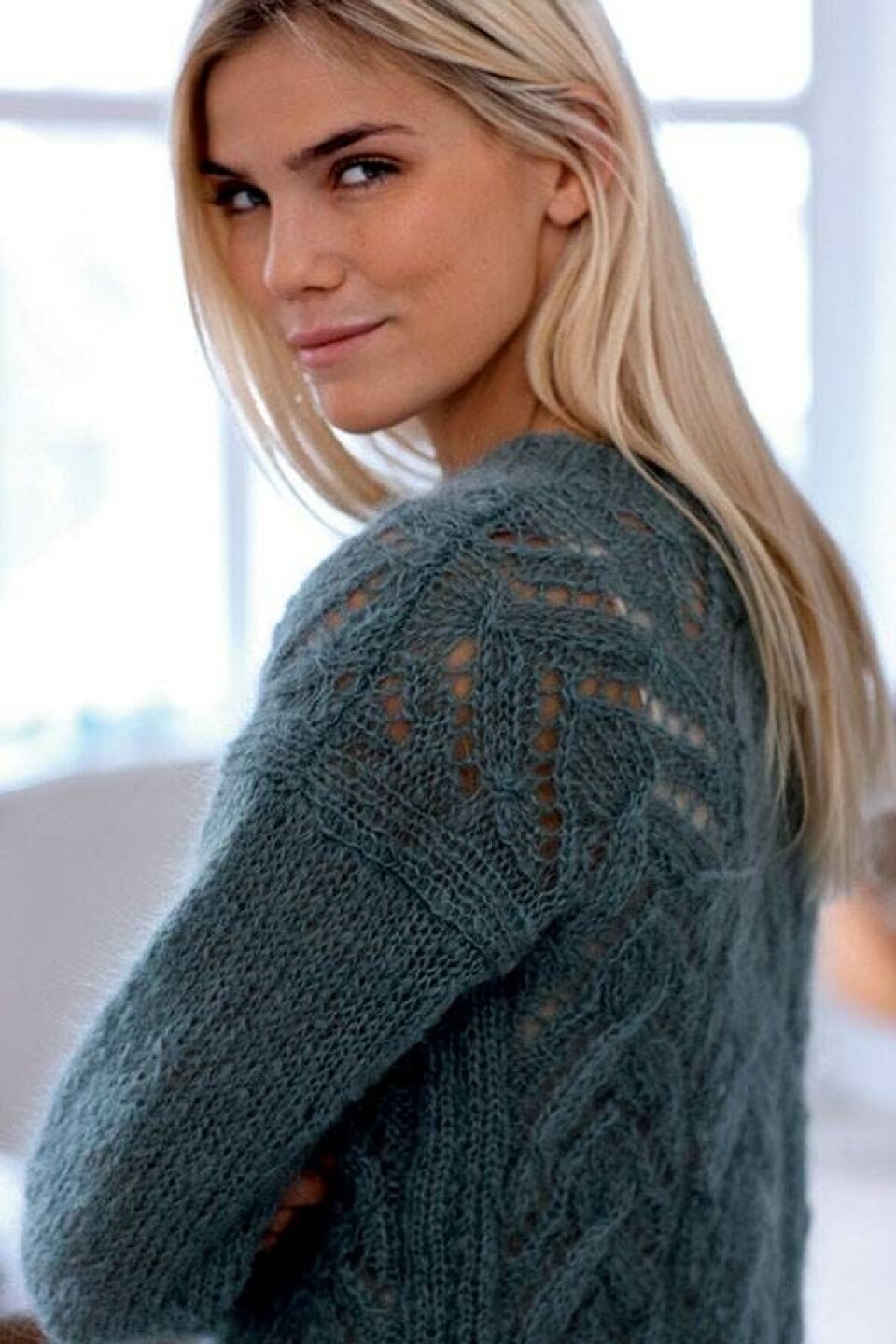 Sweater med hul- og fletmønster - strikkeopskrift