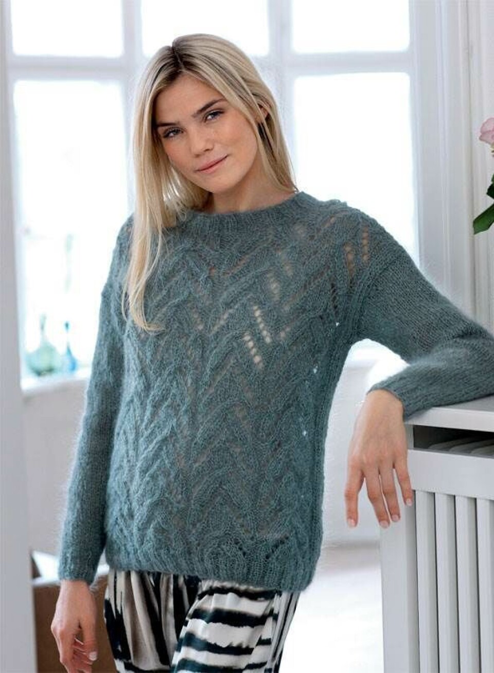 Sweater med hul- og fletmønster - strikkeopskrift