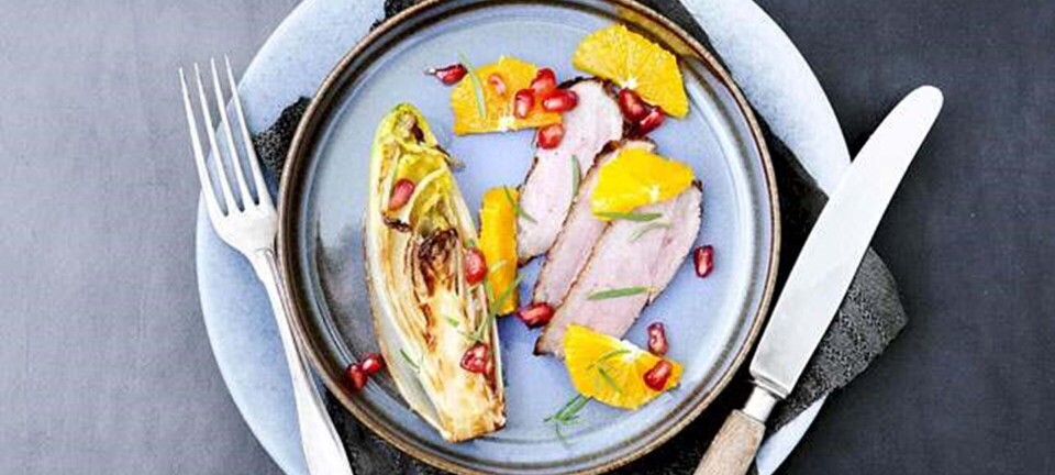 Andebryst med stegt julesalat, appelsin og granatæble