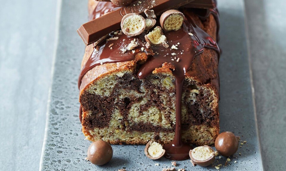 Marmoreret banankage med KitKat og Maltesers