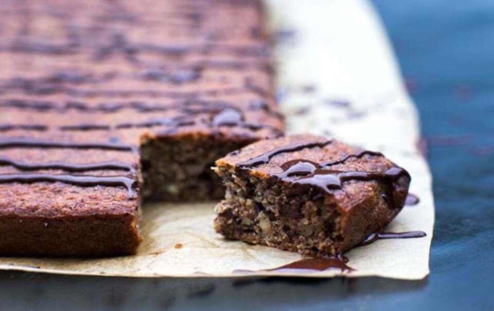 Banankage med nødder og chokolade