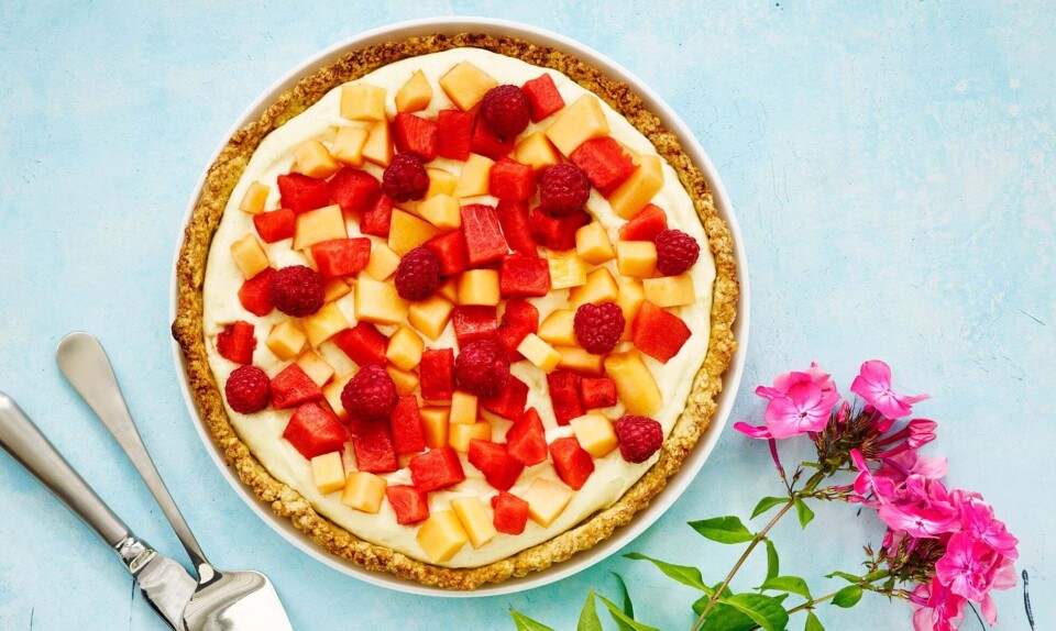 Smuk sommertærte med vaniljecreme, melon & hindbær