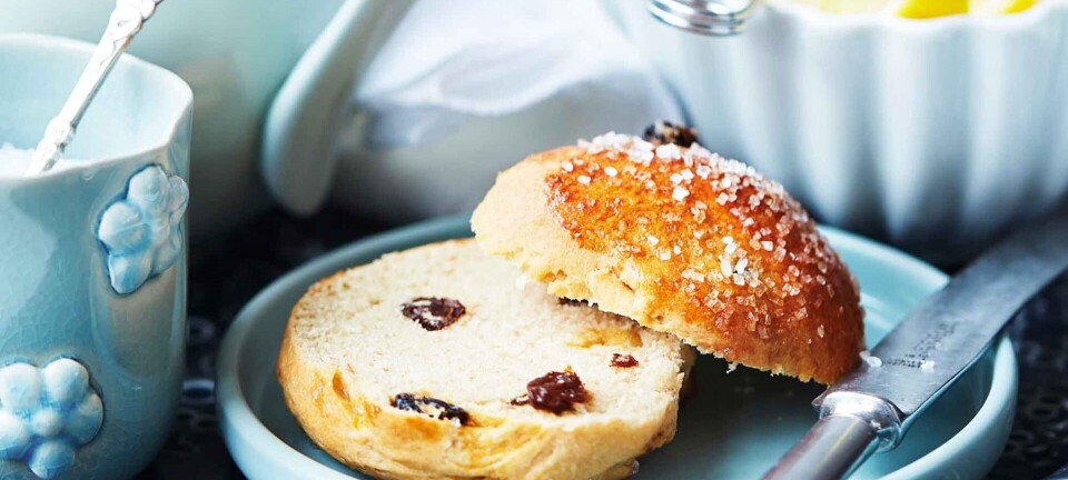 Luftige teboller med rosiner