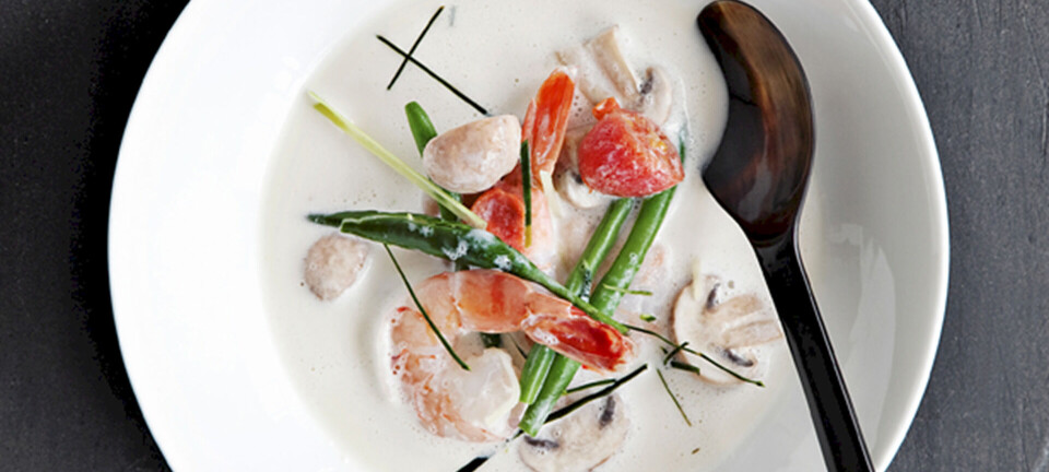 Hot kokosmælksuppe med rejer, ingefær og citrongræs