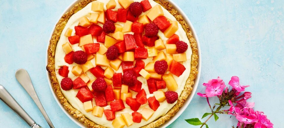 Smuk sommertærte med vaniljecreme, melon & hindbær