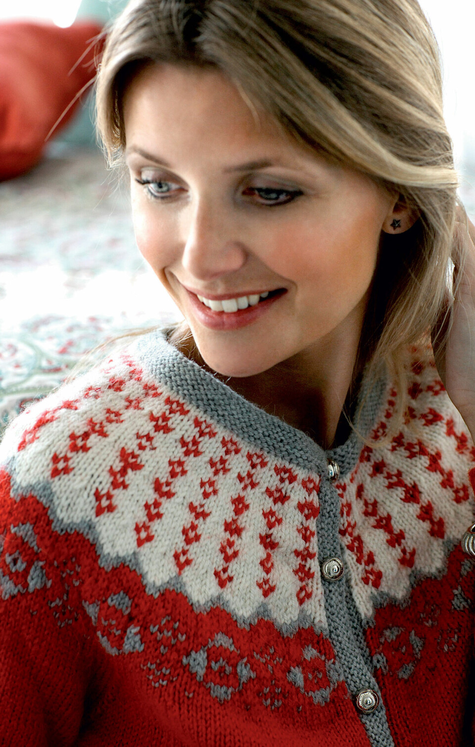 Rød trøje med rundt bærestykke