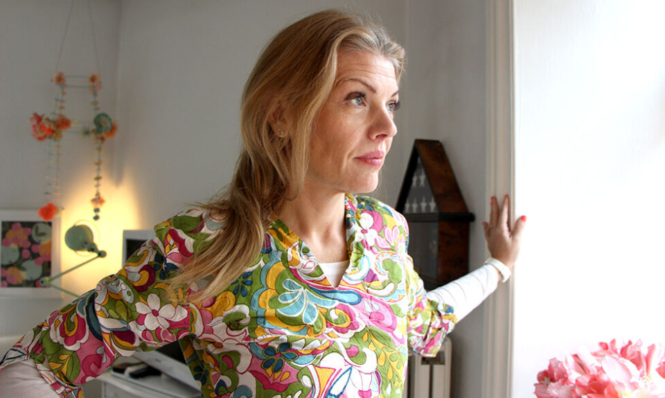 Helene Philipsen står og kigger ud