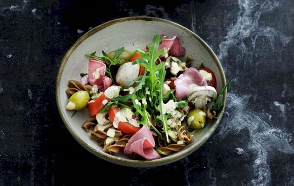 Opskrift på tomatsalat med rugpasta og roastbeef