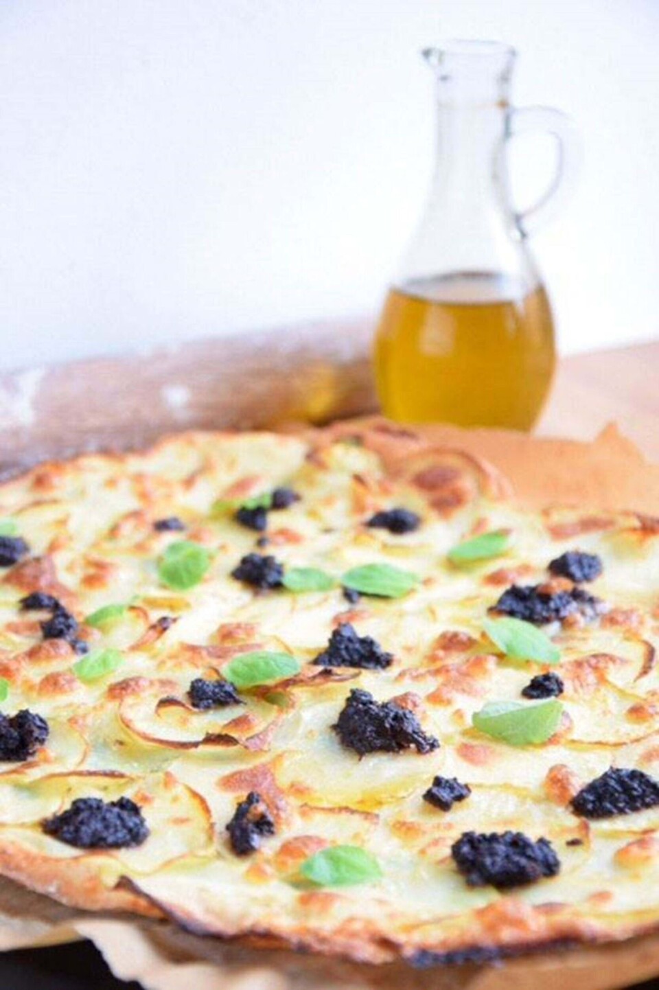Kartoffelpizza med mozzarella og oliventapenade fra Hjemmet