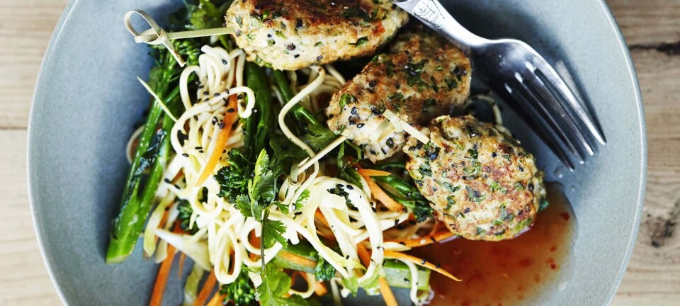Kyllingefrikadeller med nem nudelsalat