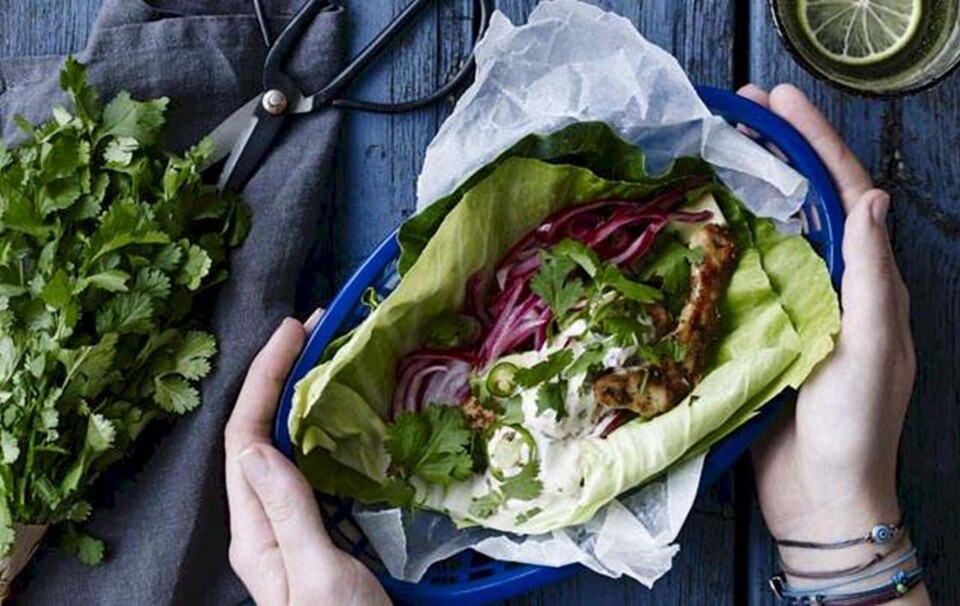 Kåltaco med kylling og syltede løg
