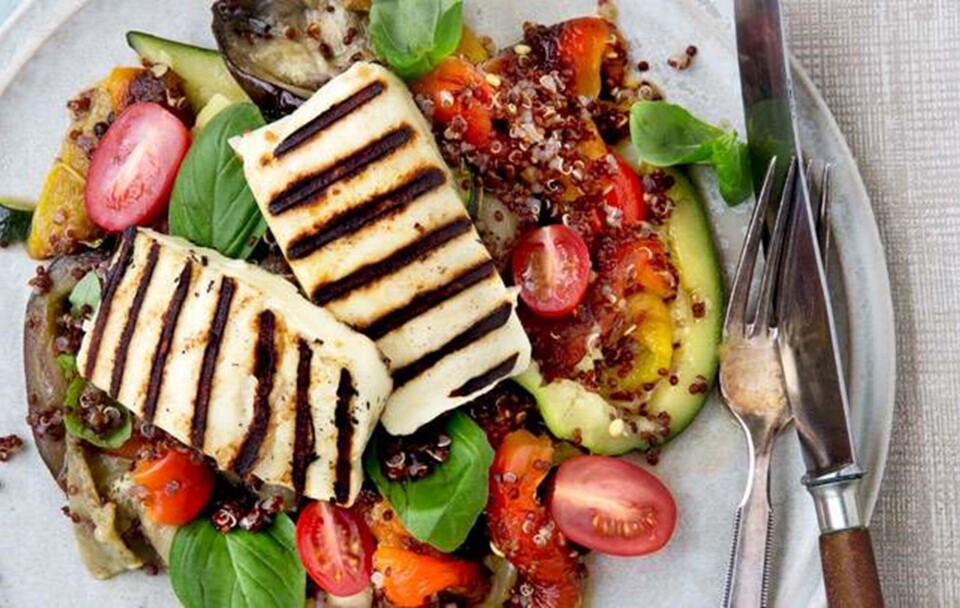 Varm ”middelhavssalat” med rød quinoa, bagte grøntsager og grillet halloumi