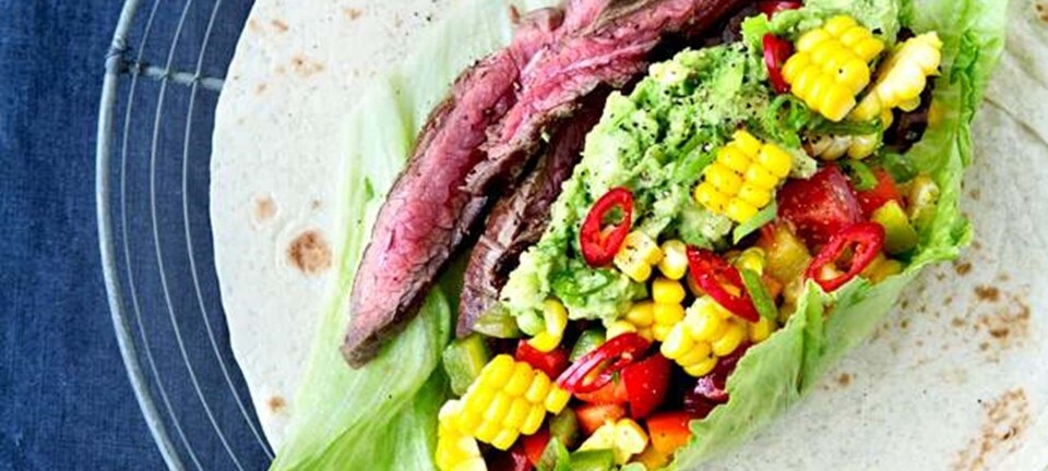 Tortillaer med steak, guacamole, majs og rød peber/tomatsalsa